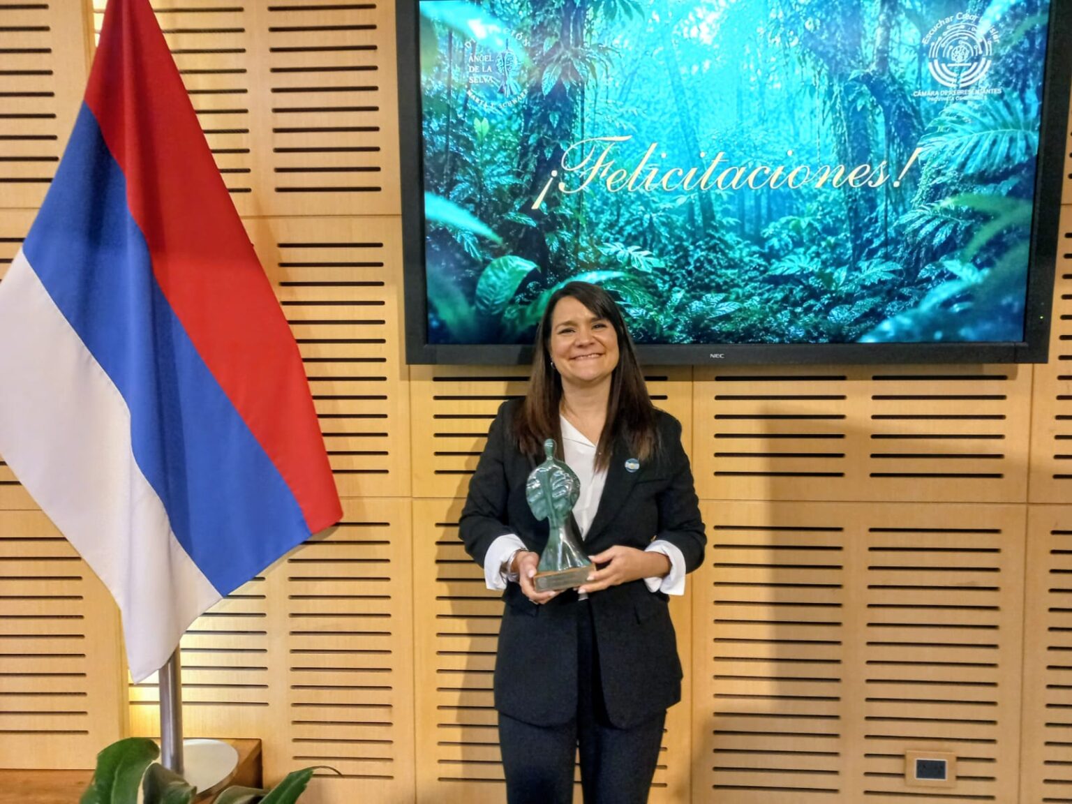La Jefa del Departamento de Salud Mental del IPS, Lic. Constanza Logegaray, recibió hoy la distinción “Marta Teodora Schwarz, El Ángel de la Selva” imagen-20