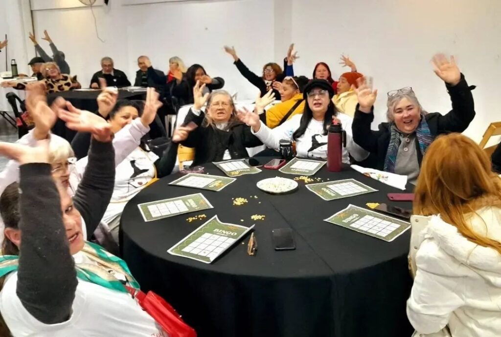 🎶🪗🥁 Alegría y mucha diversión para los jubilados del IPS en el Bingo Musical realizado en Candelaria 31 🎶🪗🥁 Alegría y mucha diversión para los jubilados del IPS en el Bingo Musical realizado en Candelaria imagen-30