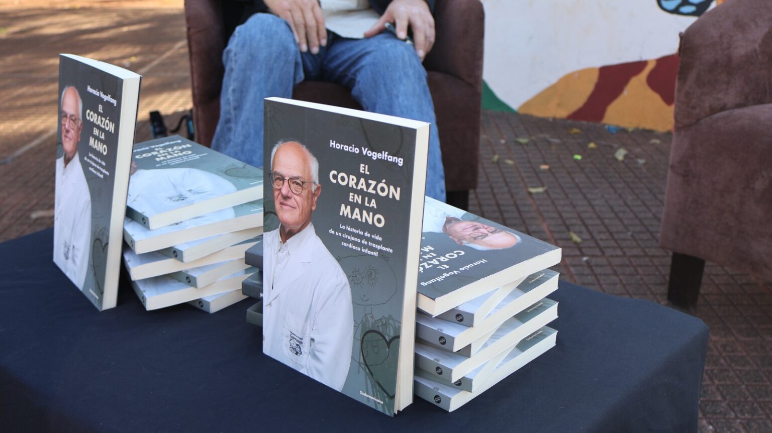 ❤️Durante un emotivo encuentro, el reconocido cirujano cardiovascular infantil, Dr. Horacio Vogelfang, presentó su libro 🫀 45 ❤️Durante un emotivo encuentro, el reconocido cirujano cardiovascular infantil, Dr. Horacio Vogelfang, presentó su libro 🫀 imagen-44